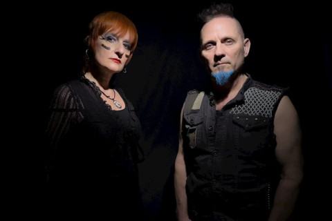 Frenchy and the Punk lançam 'War On War' após turnê ser interrompida devido à luta pessoal contra o câncer.