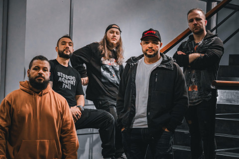 Straight Against Fall retrata vida do imigrante em novo single “Industrial Death Machine (One Pig)”