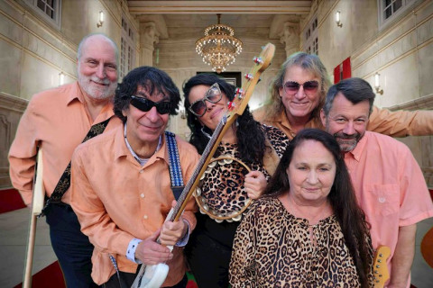 Com ecos de The B52s, ROBIN ROSS & THE MELODYNES lançam o novo single 'Spill No Mo Wine'