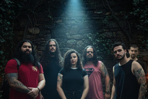 Indjent eleva tom crítico e o peso de sua sonoridade em single e videoclipe de "Sujeira"