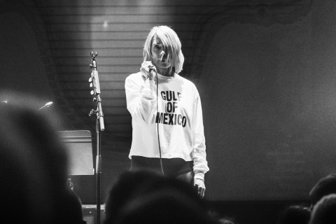 Kim Gordon reimagina "BYE BYE" com palavras censuradas pelo governo Trump