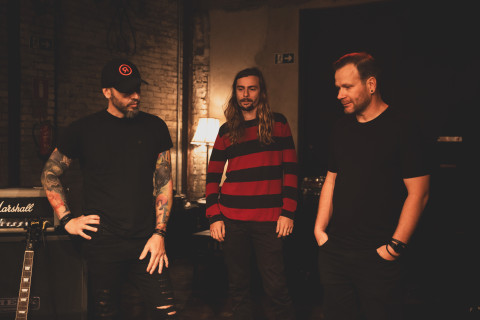 Rogue Desnuda Sua Essência em "Live Sessions" e Consolida Sua Trajetória no Rock Nacional