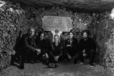 Queens Of The Stone Age anuncia exibição global do filme "Alive In The Catacombs"