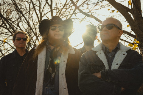 A banda de rock sulista Chris Horses & The Slow Smoke lança o novo single "Cheeserolling".