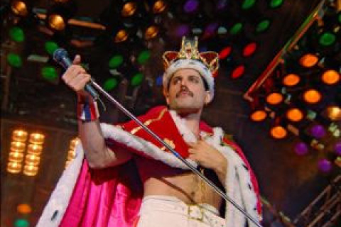 Celebrando o 40º aniversário do primeiro show de rock em estádio no bloco ocidental atrás da Cortina de Ferro e a última performance ao vivo filmada do Queen, restaurada em 4K