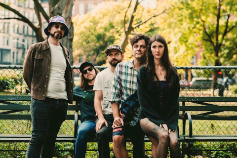 O karma instantâneo atinge em cheio quando ECCE SHNAK, de Nova York, reinventa 'Katy's Wart' em um novo vídeo sobrenatural