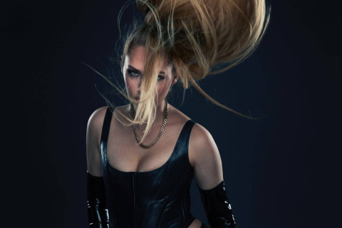 Lily Löwe lança “Haunted House”, um hino de rock sombrio perfeito para o Halloween.