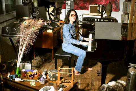 Joan As Police Woman anuncia o álbum 'Real Life Evolution' e lança versões intimistas de 'Flushed Chest' e 'The Ride'.