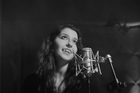 Giorgia Lança Videoclipe de "Poema": Um Romance Gótico em Preto e Branco com Sabor de Halloween