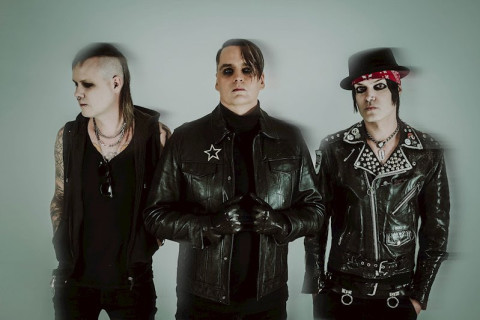 Os pioneiros do pós-punk Then Comes Silence trazem 'Judgement Day', anunciando o novo álbum 'Requiem Ballroom'.