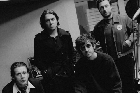 War Child Records anuncia 'HELP(2)' e Arctic Monkeys lançam o primeiro single, 'Opening Night'