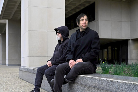 O grupo Low Sunday, de Pittsburgh, continua seu retorno triunfal após 25 anos com 'You're So Wired' e o aclamado 'Black EP'.
