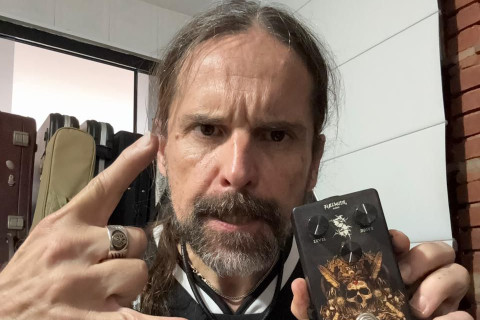 Andreas Kisser: Pedal AK-40 em edição limitada, autografado, com chaveiro e quadrinhos e adesivo de brinde