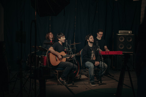 Planetas e Botões transforma nostalgia e amadurecimento no single e videoclipe de "A Tarde Aqui"