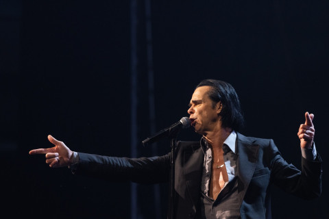 Nick Cave & The Bad Seeds lançam transcendente álbum ao vivo "Live God"