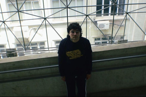 Inspirado na Jovem Guarda, Pablo Vermell lança versão estendida e videoclipe de “Na Espera”