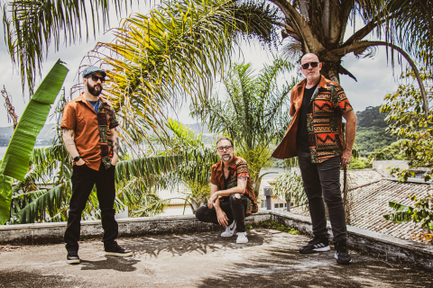 Outros Bárbaros une ecos da MPB dos anos 70 com rock no álbum "Pelas Ruas das Américas"