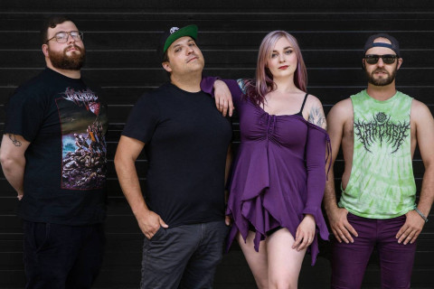 JULIET RUIN canaliza a rebelião psicológica no novo vídeo explosivo "Reactance Theory"