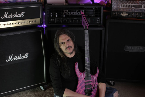 O músico de metal instrumental SILAS FERNANDES revela os novos vídeos "Earth Was Boring" e "Escape The Reality Room".