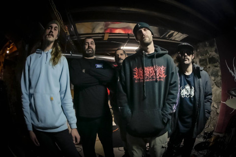 KILLCROWN lança videoclipe de estreia cru e claustrofóbico, “DEATH”
