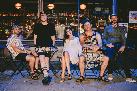 Ecce Shnak inicia turnê com EMF e Spacehog, compartilhando 'Craig's List Jawn: ¡Nay! / ¡Yay!'.