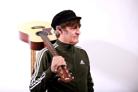 O veterano do indie britânico Andrew Deevey vai direto ao ponto sobre a crise econômica em 'Money Can't Buy Me Love'.