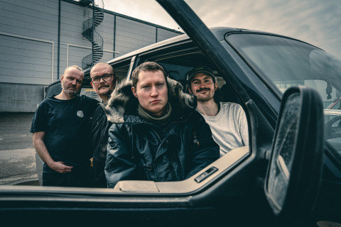 Headphone Jacks lança o sombrio hino de rock alternativo “The Emperor”