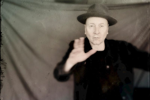 Eddie Skuller lança o EP 'Blind Love': Uma homenagem reverente à composição de Tom Waits.