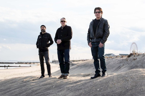 A banda Deardarkhead, de Nova Jersey, apresenta 'The Pendulum Swings'