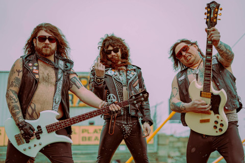 POWERLÖAD lança videoclipe de “Drunk in a Taxi Cab” para o novo álbum “In The Pocket”