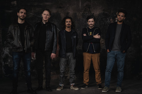 O quinteto francês de rock alternativo está de volta como um torpedo sonoro.