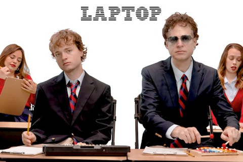 Laptop de Nova York anuncia single "I Don't Know" e show principal em Londres