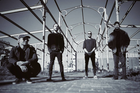 MAN LOOKING MAN lança novo single e videoclipe “Zegepraal”