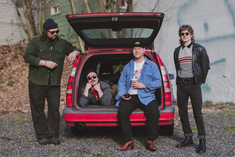 O grupo Wooden Overcoat, de Portland, apresenta um potente psych-pop em seu EP de estreia "Hello Sunbeam".