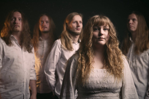A banda finlandesa de prog rock CANVAS OF SILENCE revela a nova vocalista  Aino Vuorenmaa  com o vídeo "The Great Unknown".