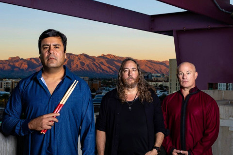 LITTLE KING divulga novas datas da turnê pela Costa Oeste em julho para promover o novo álbum "Lente Viviente".