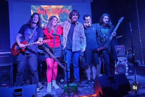 Santa Harpia divulga vídeo de show realizado no Cardeal Pub, em abril