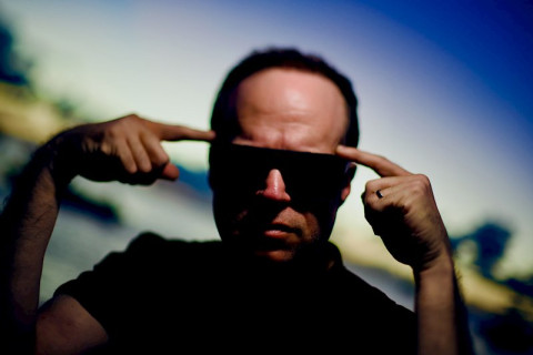 Laptop apresenta o novo single 'Confused', uma resposta sonora a uma realidade democrática fragmentada.