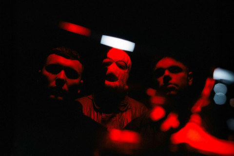 Kneecap anuncia detalhes de novo álbum,  "FENIAN", e lança novo single, "Liars Tale"