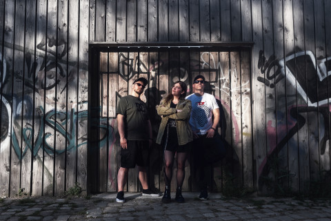 Rising Alma revela novo single “Colors Flow All Around Us”