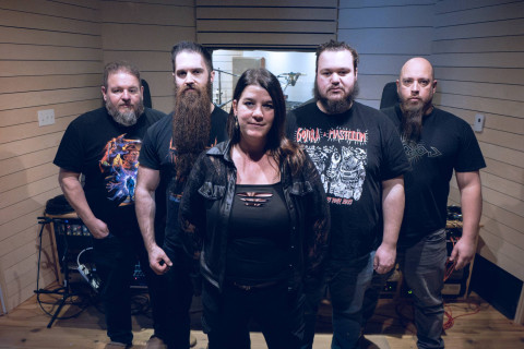 O grupo NOVA SPEI, do Quebec, confronta o desenraizamento cultural das Primeiras Nações com o novo single “Déraciné”, do seu próximo álbum “Trinitas”.