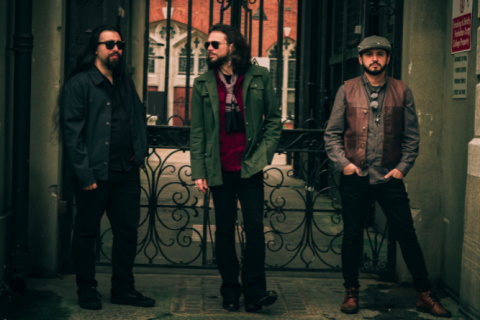 The Voodoo Kitchen mistura hard rock setentista e groove moderno em videoclipe de "Look Away (Again)"