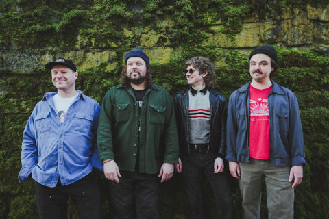 A banda Wooden Overcoat, de Portland, lança "I Knew You Would", apresentando o EP de estreia "Hello Sunbeam".