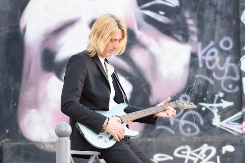 The Noise Who Runs (Ian Pickering, do Sneaker Pimps ) lança o contundente single "Bang Bang",   anunciando  o novo álbum "RE: GEN X".