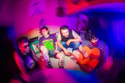 Antiga Roll e Dpeids se unem no split “Enquanto o Mundo Apodrece”