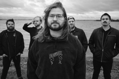 O novo videoclipe de DEVOLVER, “Wraiths”, captura a camaradagem dos fãs sob o céu de Alberta.