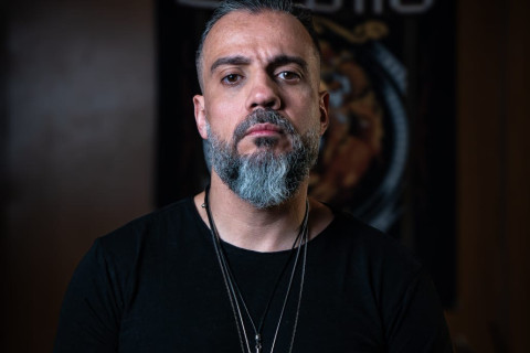 Leandro Caçoilo lança releitura intensa de "What a Feeling"