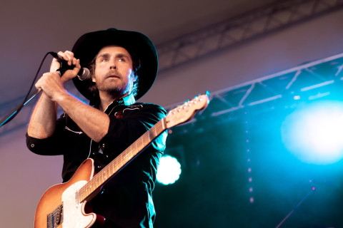 Cantor australiano Andy Jans-Brown explora indie rock cinematográfico em "Growing Pains"