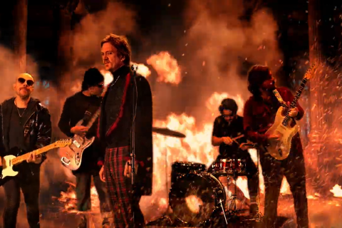 Undo transforma cinzas em resistência no clipe de "Porcos Não Olham pro Céu"