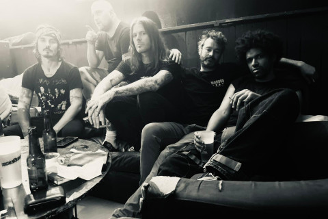 A banda francesa de raw punk Satanic Sex Cult lança o novo single provocativo "Tout doit brûler"